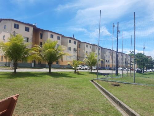 duży budynek z palmami w parku w obiekcie zona sul de Ilheus ,próximo a praia dos milionário w mieście Ilhéus