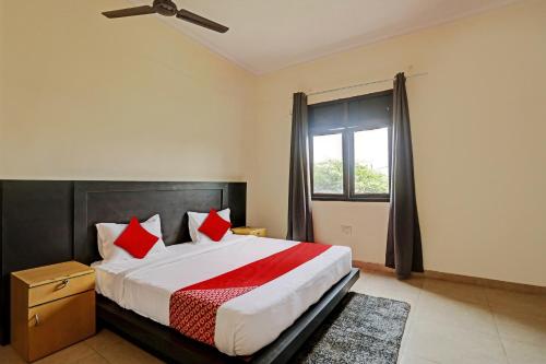 um quarto com uma cama grande e uma janela em OYO Flagship Hotel Jagdambey Residency em Noida