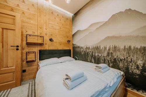 Tempat tidur dalam kamar di Krupówki 25A Górski Loft by Homeprime