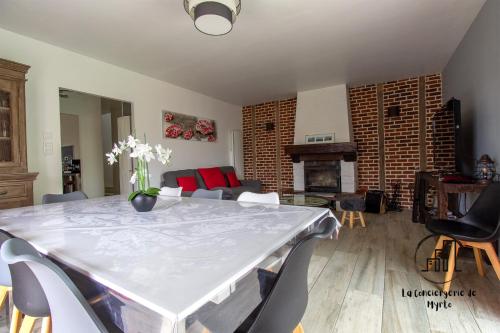 un salon avec une table, des chaises et un canapé dans l'établissement L'Escapade Albigeoise, à Albi