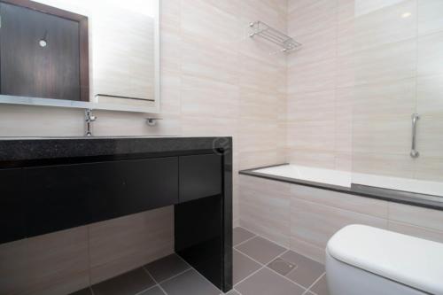 łazienka z umywalką, wanną i toaletą w obiekcie Luxury living near Dubai Expo - Dubai South - Ezytrac Vacation Homes w Dubaju