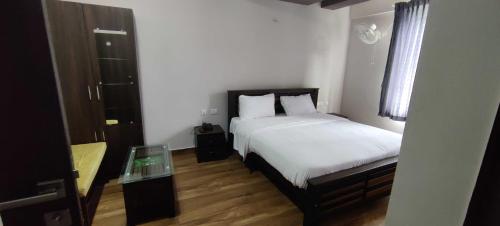 A bed or beds in a room at OYO Flagship Hotel Sai Aliyar