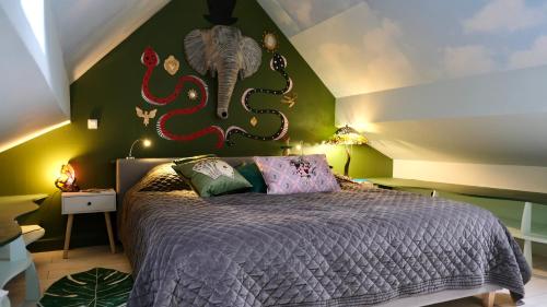 - une chambre avec un lit recouvert d'une pieuvre sur le mur dans l'établissement Wonderland21, à Saint-Germain-sur-Morin