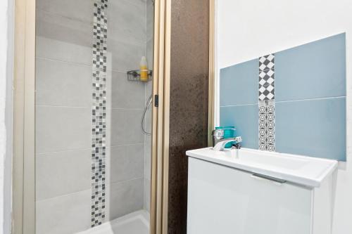 een badkamer met een wastafel en een douche bij Appartement budget avec parking au centre-ville in Charleville-Mézières