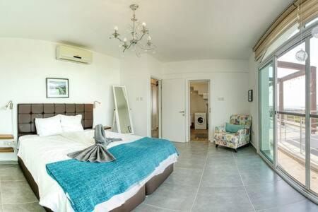 Un pat sau paturi într-o cameră la Joya Cyprus Diamond Deluxe Penthouse Apartment