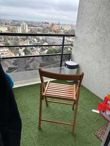 d'une table et d'une chaise sur un balcon avec vue. dans l'établissement Appartement à 5km du stade de France, à Villeneuve-la-Garenne