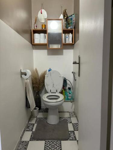 une salle de bain avec toilettes dans une petite pièce dans l'établissement Appartement à 5km du stade de France, à Villeneuve-la-Garenne