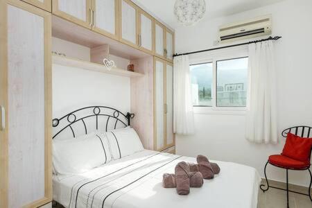 Un pat sau paturi într-o cameră la Joya Cyprus Mirage Penthouse Apartment