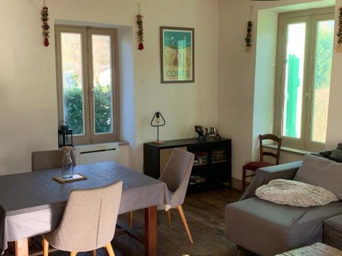 ein Wohnzimmer mit einem Tisch und einem Sofa in der Unterkunft Gite de montagne en Ariège 