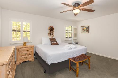 um quarto com uma cama e uma ventoinha de tecto em Huckleberry House em Arnold