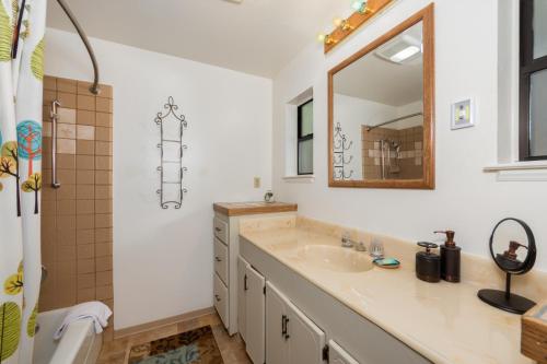 uma casa de banho com um lavatório e um espelho em Huckleberry House em Arnold