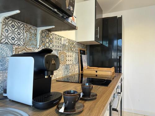 une cuisine avec une cafetière sur un comptoir dans l'établissement T&A Lodge AVEC SPA JACUZZI à 11km de la plage, à Solliès-Pont