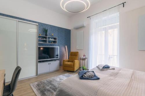 - un salon avec un lit et une télévision dans l'établissement Castle Charm Apartment/ AC, à Budapest