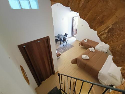 een kamer met een bed en een bank bij MEITHRAS Holiday Homes in Agrigento