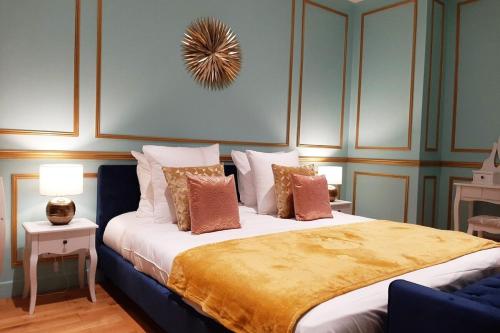 - une chambre avec un lit king-size et une couverture dorée dans l'établissement ROYAL SUITE PARIS REPUBLIQUE, à Paris