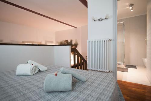 une chambre avec un lit avec deux serviettes dessus dans l'établissement Welcome to Bulåggna, à Bologne