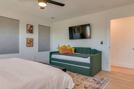 納許維爾的住宿－The Alessia - Downtown Luxury in Gated Community，卧室配有一张床,墙上配有电视。