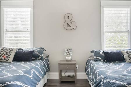 Postel nebo postele na pokoji v ubytování 1-Story Family Home with Fenced Yard, Grill, Parking, Sleeps 10, 5 Mins to Five Points & Nissan Stadium, Smart TVs, Pet-Friendly Yard, Patio for BBQs, Ideal Nashville Getaway for Families, 24 Hr Hospitality