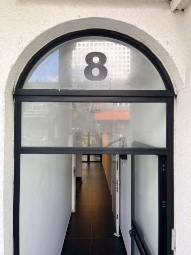 een ingang naar een gebouw met een raam met nummer acht bij Yona 8 in Tel Aviv