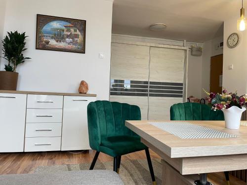 Apartament Żwakowska tesisinde bir oturma alanı