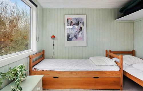 En eller flere senge i et værelse på 3 Bedroom Amazing Home In Nysted