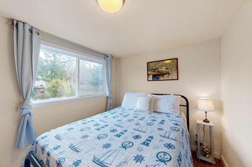 a bedroom with a bed and a window at The Sea Glass Cottage in Ocean Park