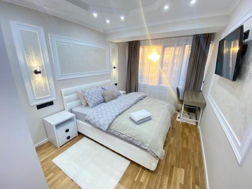 RentNow White and Cozy Apartment in Center, Parking