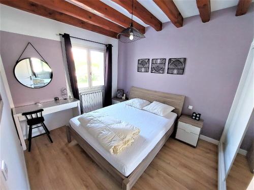 een slaapkamer met een bed, een bureau en een spiegel bij LE GARCIA villa au calme et vue sur les montagnes in Urrugne
