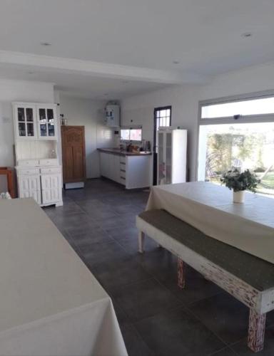 uma sala de estar com uma mesa e uma cozinha em CALIDO QUINCHO em Tandil