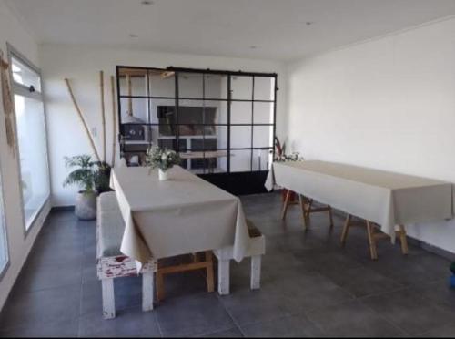 uma sala de estar com dois grandes pianos em CALIDO QUINCHO em Tandil