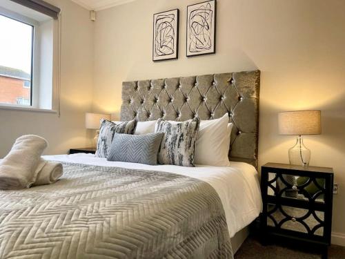 Ένα ή περισσότερα κρεβάτια σε δωμάτιο στο Stylish Urban Escape Cardiff Bay Free Parking