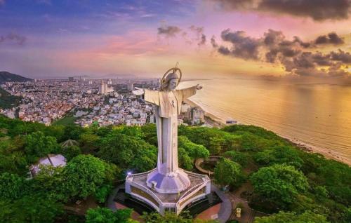 a statue of christ the redeemer in front of a city at Phương Thảo Motel (phòng đơn) in Vung Tau
