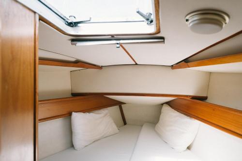 mały pokój z 2 poduszkami i oknem w obiekcie Sleep in boat w Katanii