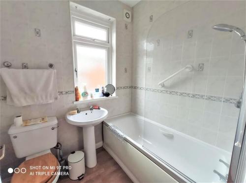 uma casa de banho com um lavatório, uma banheira e um WC. em Convenient 2 bedroom House in Darlington em Darlington