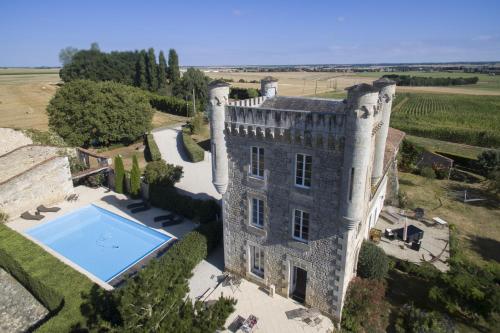 una vista aérea de un castillo con piscina en Aux 4 Cornes - Chambre d'hôtes en Longeves