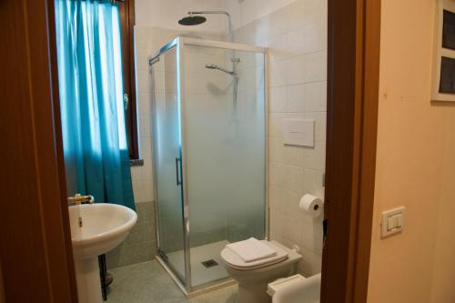 y baño con ducha, aseo y lavamanos. en Casa Vacanze La Torre, en Orio al Serio