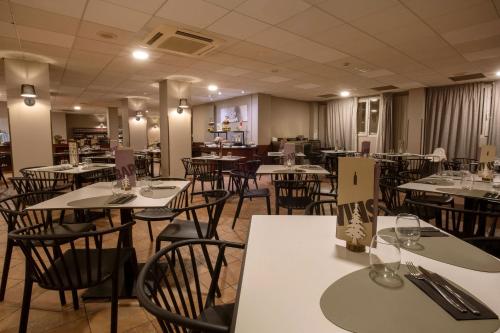 Un restaurante u otro lugar para comer en Hotel Grand Pas by Nexta