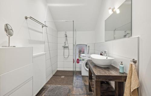 bagno bianco con lavandino e doccia di Ferienwohnung Maja a Loxstedt