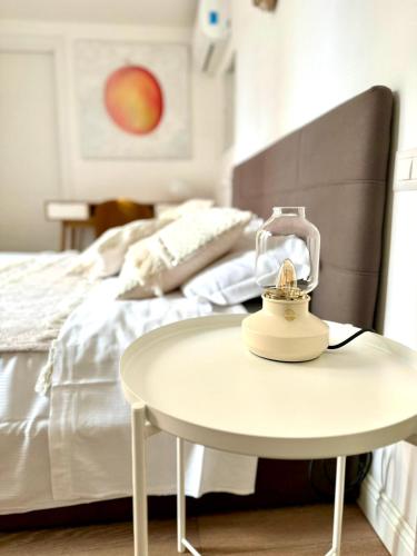 un tavolo bianco con una lampada accanto a un letto di Matilda Guest House EUR 4 posti letto a Roma