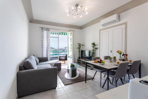 un salon avec un canapé et une table dans l'établissement LES NEREIDES AP4359 By Riviera Holiday Homes, à Villefranche-sur-Mer