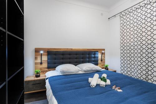 - une chambre dotée d'un lit bleu avec deux animaux rembourrés dans l'établissement LES NEREIDES AP4359 By Riviera Holiday Homes, à Villefranche-sur-Mer