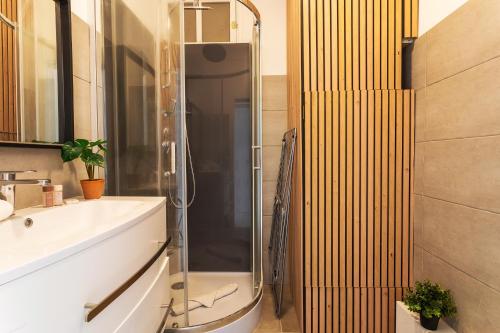 une salle de bain avec une douche en verre et un lavabo dans l'établissement LES NEREIDES AP4359 By Riviera Holiday Homes, à Villefranche-sur-Mer