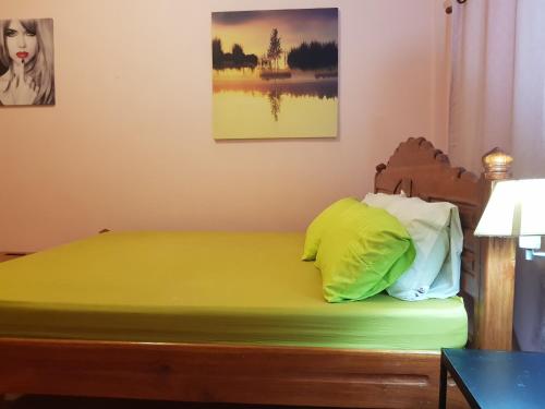 1 dormitorio con 1 cama con sábanas verdes en โอคันทรี O country en Khuang Nai