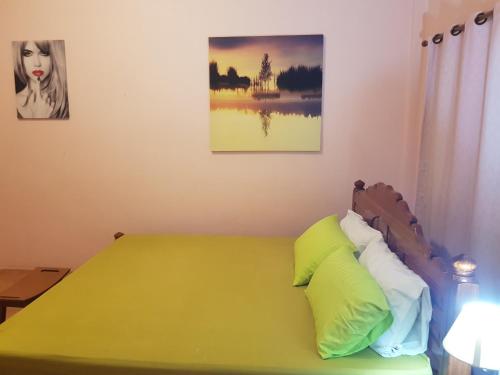 1 dormitorio con 1 cama verde y 2 almohadas en โอคันทรี O country en Khuang Nai
