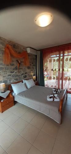 1 dormitorio con 1 cama grande y algunas ventanas en Stoupa's Paradise, en Stoupa