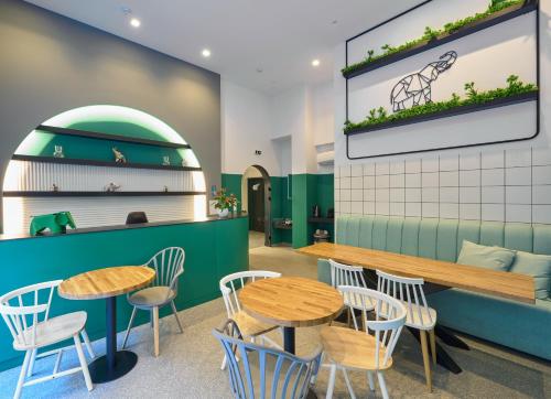 Restaurant o un lloc per menjar a Urban Elephant Suites