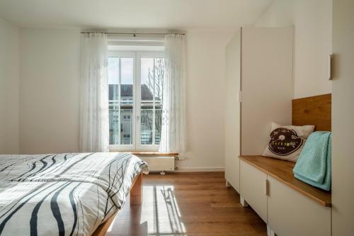 1 dormitorio con cama y ventana en Windhager Seeblick, en Friedrichshafen