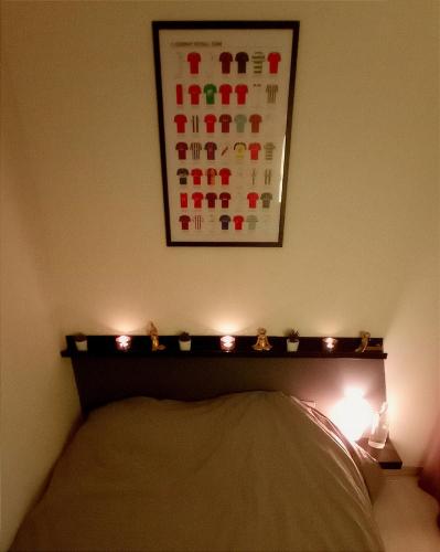 - une chambre avec un lit éclairé dans l'établissement Appartement Centre ville + parking, à Orléans