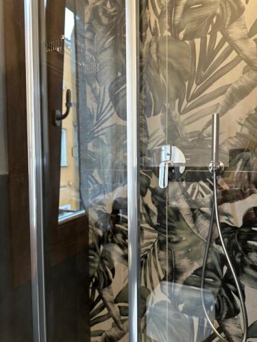 una porta doccia in vetro con un dipinto di un soldato di Sora al Ponte a Chioggia
