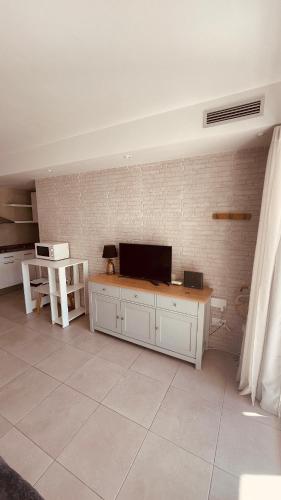 Rising Sun- Bright 1BR Apartment with Pool & Terrace, Steps from Corralejo Beach